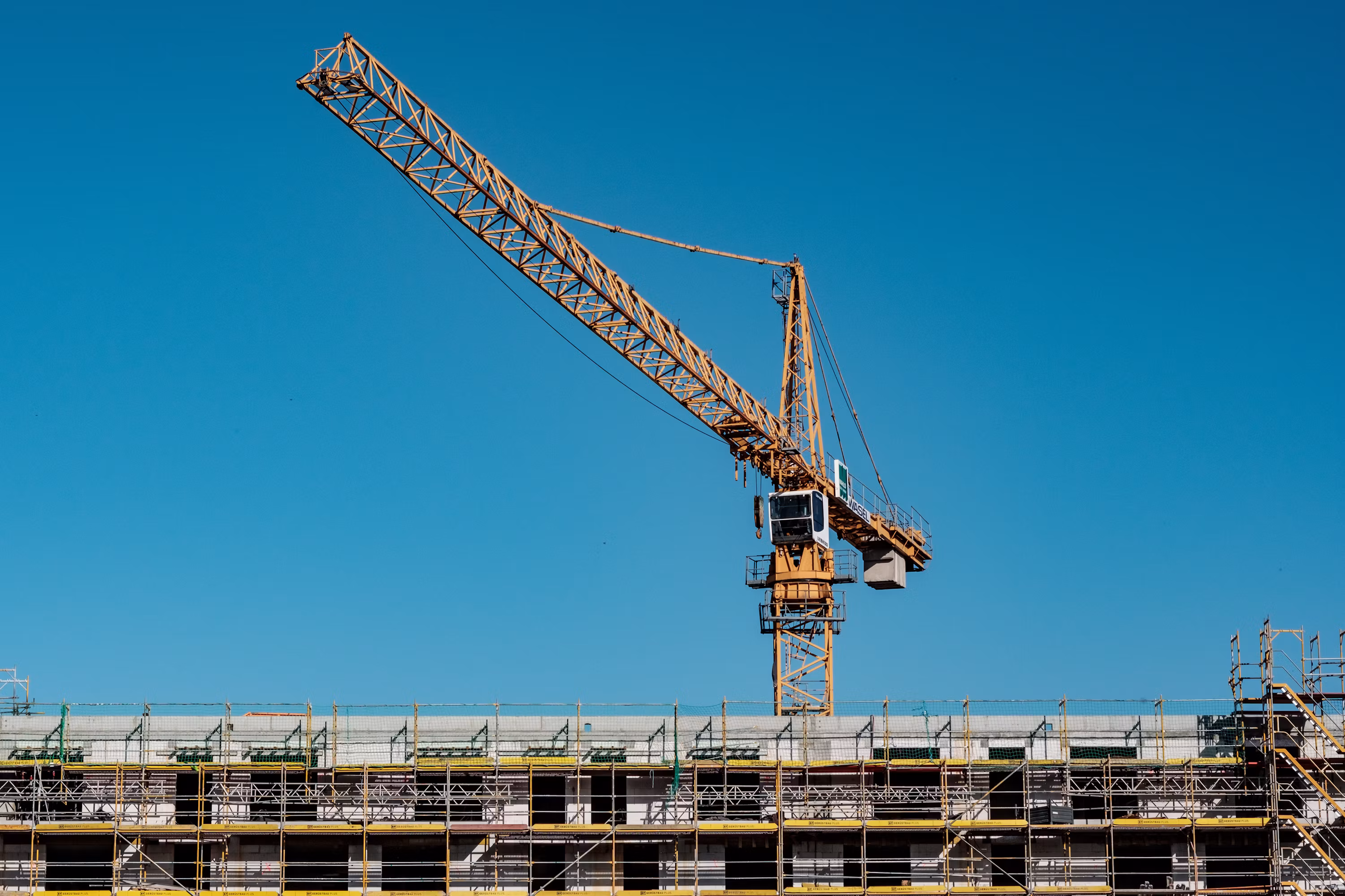 Construction crane shown in the MIMAG company profile